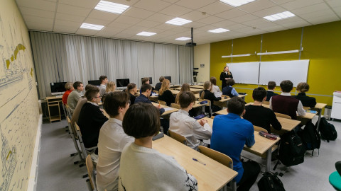 старшеклассники сидят за партами