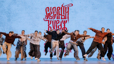 молодые девушки танцуют на сцене