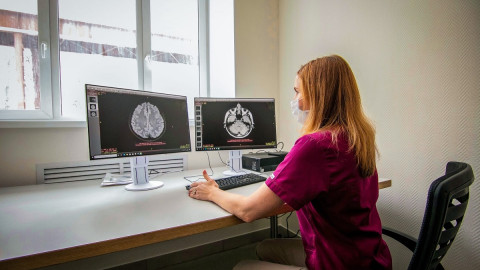 врач рассматривает снимок МРТ