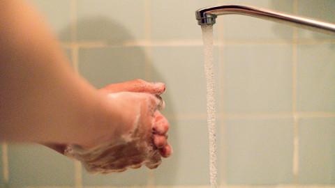 человек моет руки с мылом