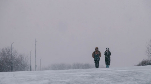 на людей сыпется снег