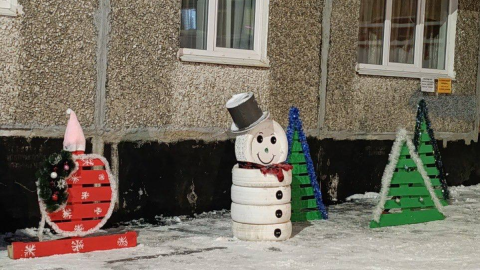 Снеговики во дворе