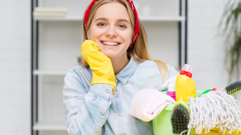 Девушка в перчатках