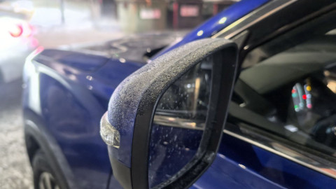 Автомобиль и боковое стекло крупным планом