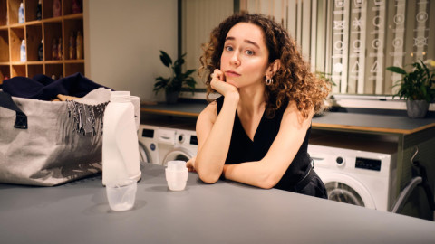 Женщина сидит за столом