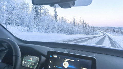 Автомобиль и зимняя дорога