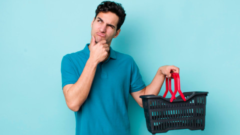 Человек с корзиной