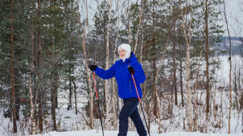 женщина в лесу на лыжах