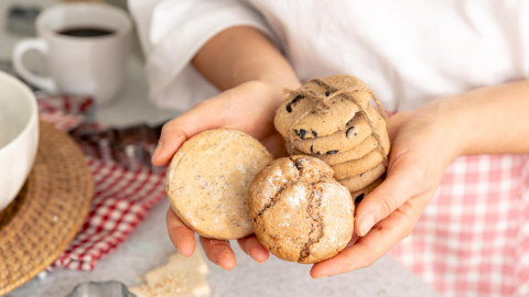 печенье в руках