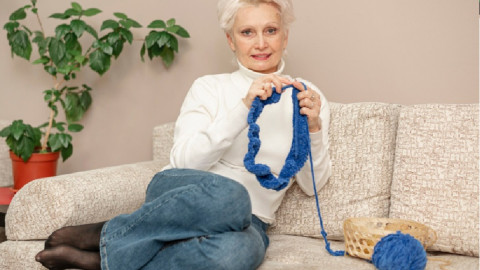 женщина вяжет