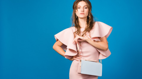 Девушка с сумкой