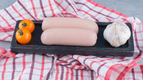 Сардельки с чесноком и помидорами