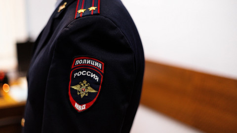 сотрудник полиции в форме