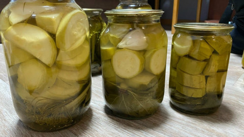 Банки с соленьями