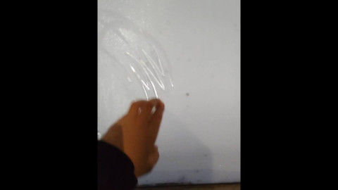 Изморозь на окне и рука