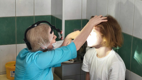 лор осматривает подростка