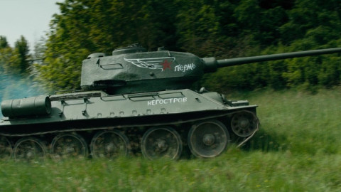 Танк едет в поле