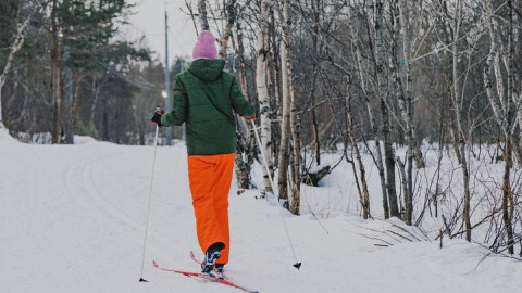 женщина едет на лыжах