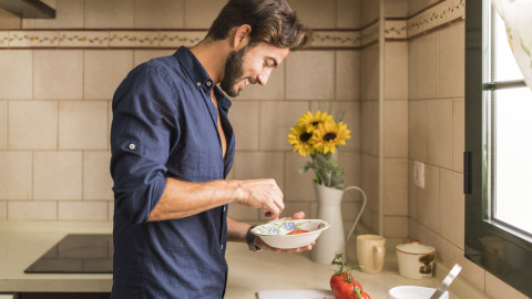 Мужчина готовит на кухне