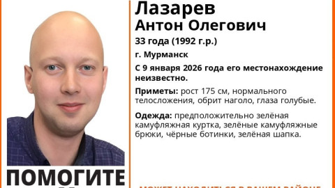 лысый мужчина с голубыми глазами