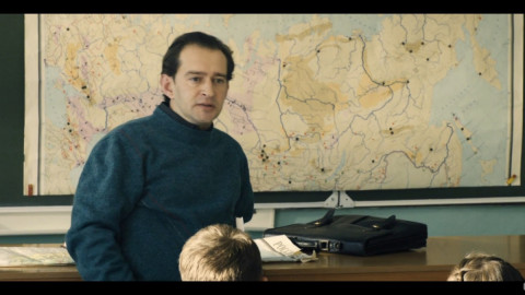 Учитель в классе перед учениками. Кадр из фильма