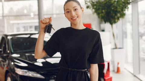 Девушка с ключами от машины