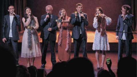 артисты поют на сцене