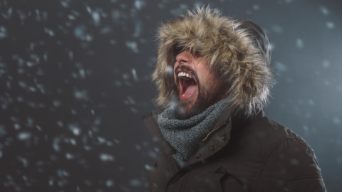 Мужчина в капюшоне с мехом