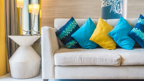 яркие подушки на диване