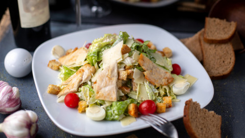 салат на столе