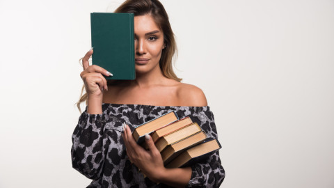 Девушка с книгами