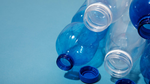 Пластиковые бутылки и крышки