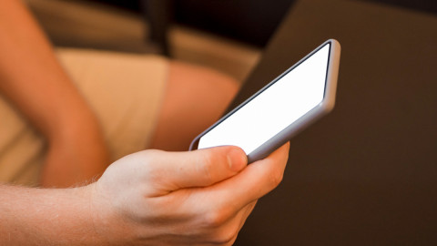 Человек держит смартфон