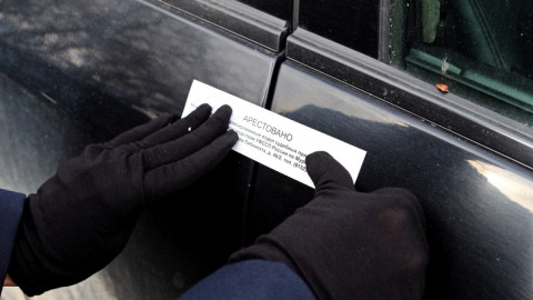 приставы накладывают арест на автомобиль