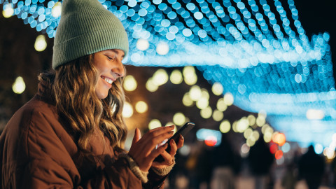 Девушка с телефоном в руках