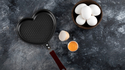 Сковорода в форме сердца и яйца