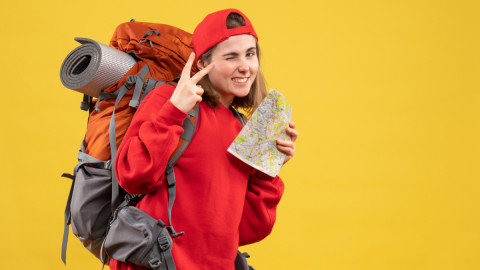 Радостная туристка с картой