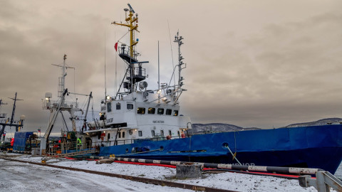 судно стоит возле берега