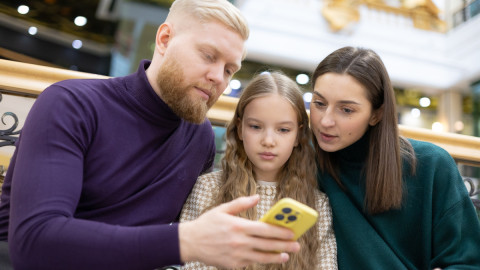 Семья с телефоном