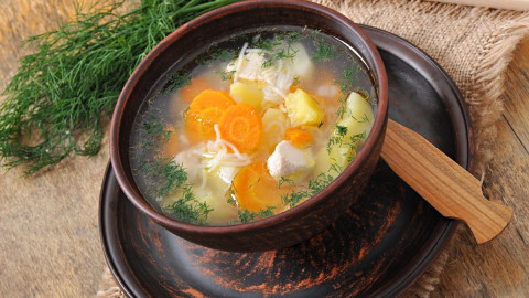 тарелка супа на столе