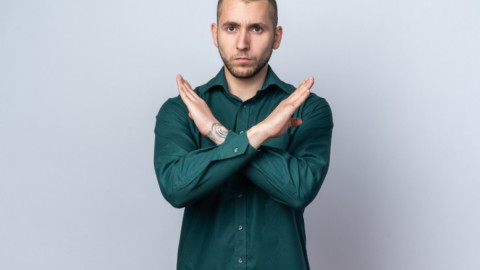 Человек показывает жест запрета