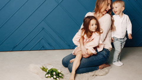 мама с двумя детьми