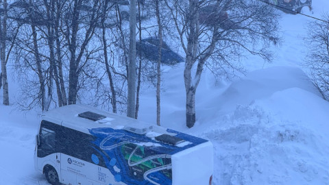 Автобус на снежной дороге