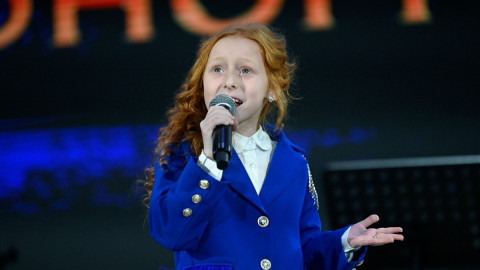 девочка поет на сцене