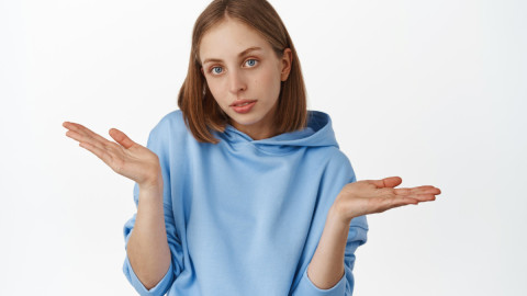 Девушка разводит руками