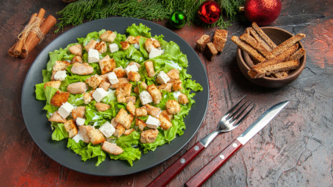 Салат на тарелке