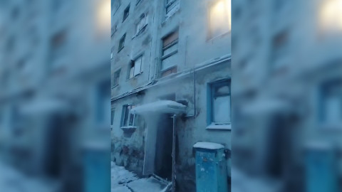 Парит подъезд на Подстаницкого в Мурманске