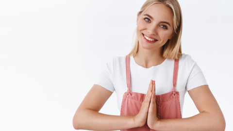 Девушка сложила ладони