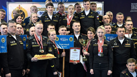 спортсмены с медалями и кубками