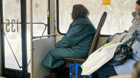 Люди в общественном транспорте